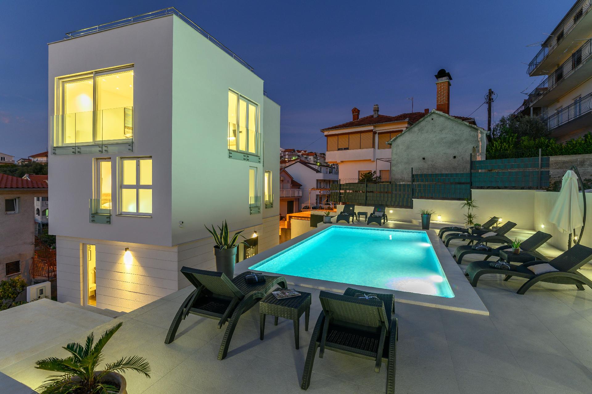 Ferienhaus mit Privatpool für 8 Personen ca.  Ferienhaus  Split Riviera