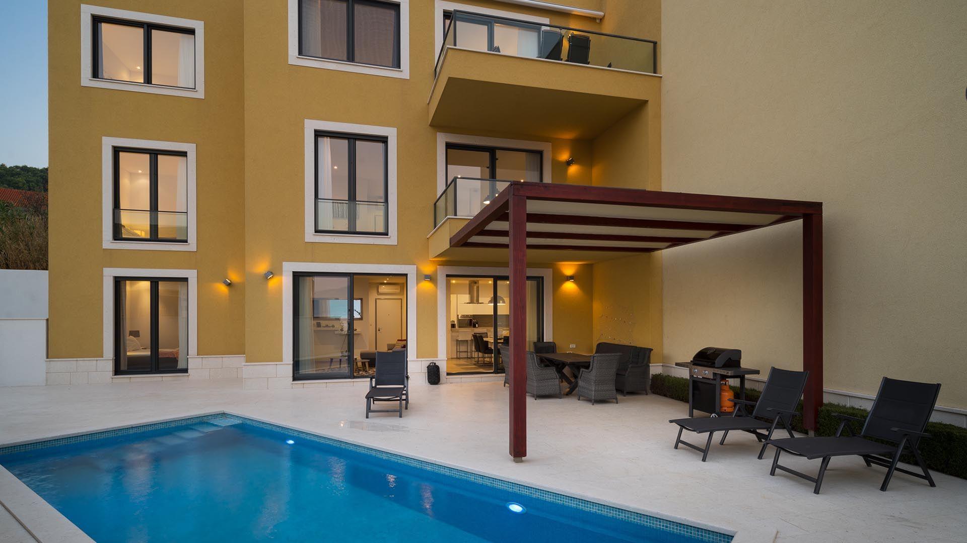 Ferienhaus mit Privatpool für 12 Personen ca.   Split Riviera