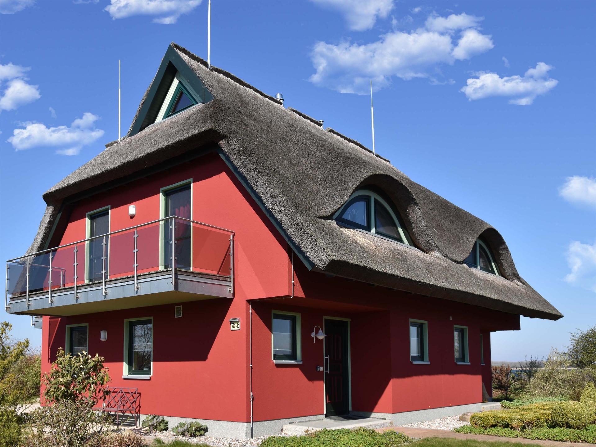Traumhaftes Reetdach gedecktes Ferienhaus mit Blic  auf Rügen