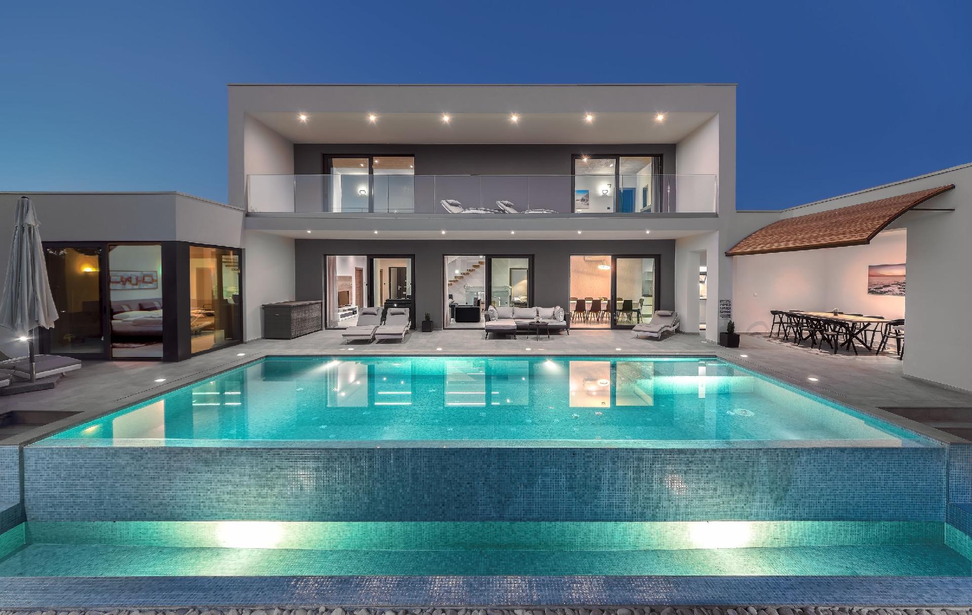 Moderne Villa mit großem Infinity-Pool und p Ferienhaus in Kroatien