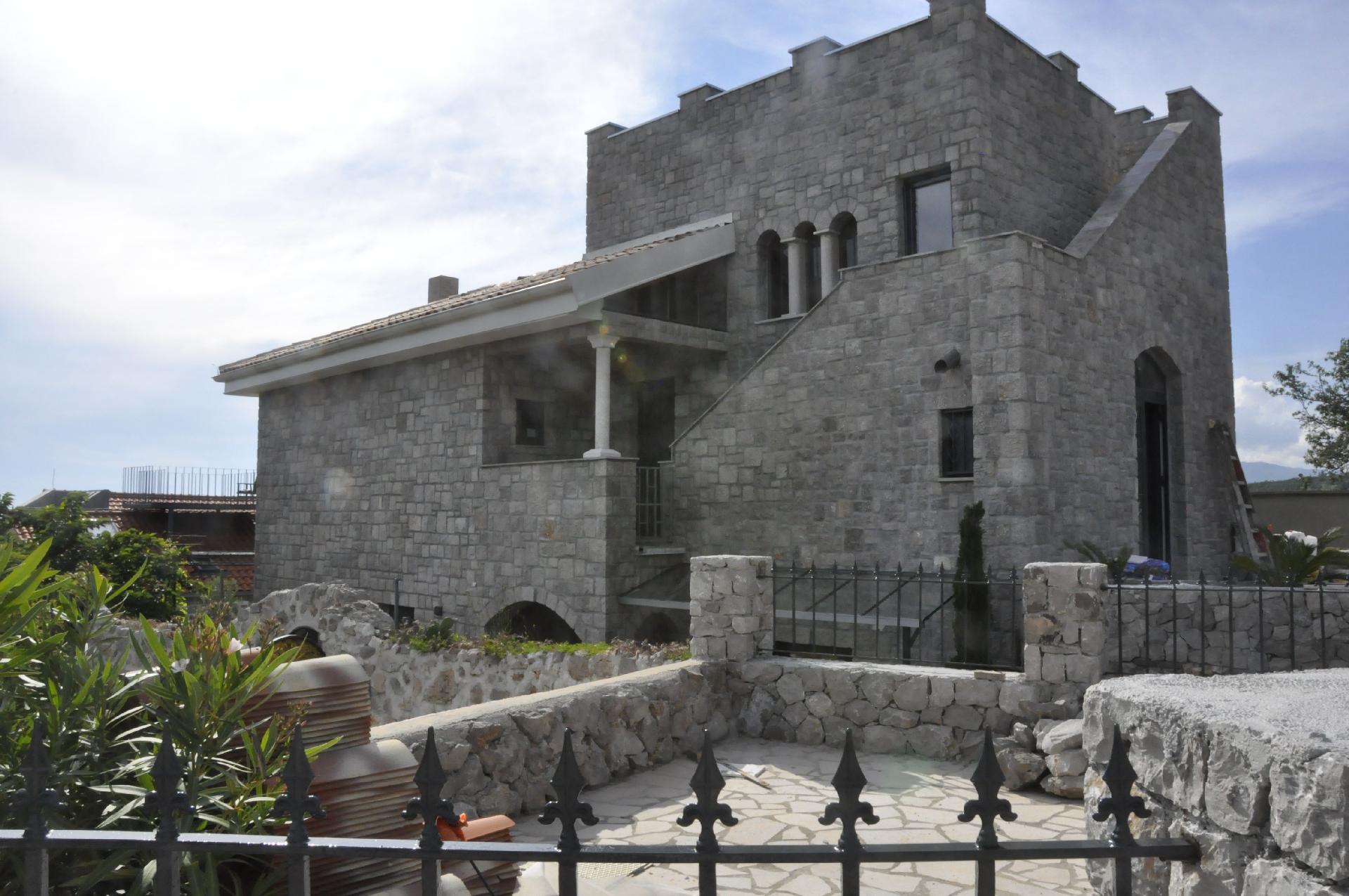 Neues Steinhaus mit Pool in ruhiger Lage für  Ferienhaus in Montenegro
