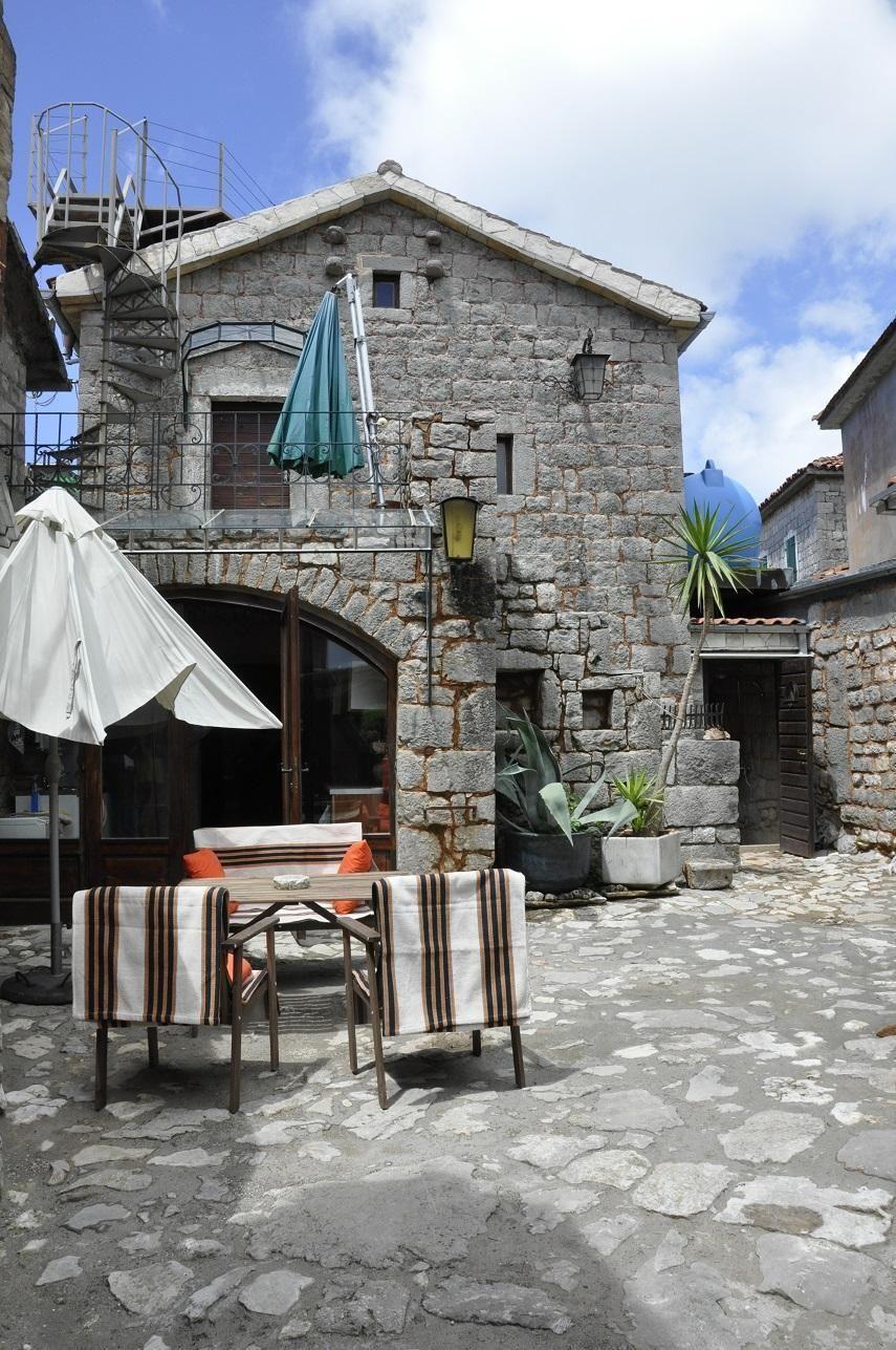 Steinhaus mit Innenhof und Dachterrasse mit Meerbl Ferienhaus in Montenegro