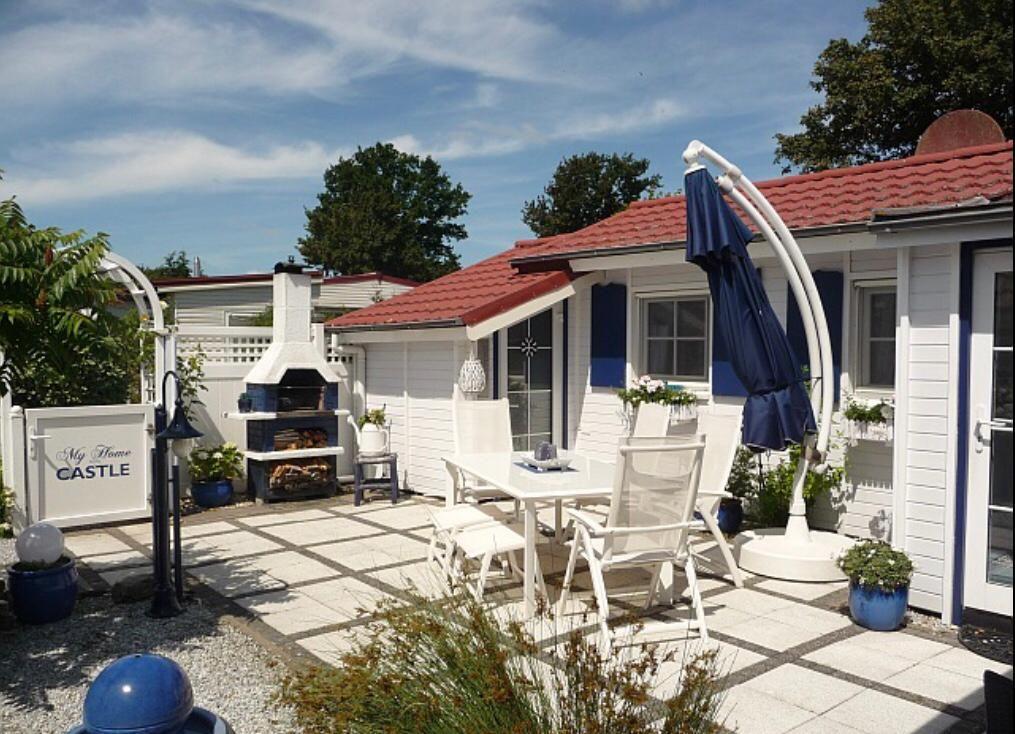 Ferienhaus De Graaf mit einer sonnigen Terrasse un Ferienhaus 