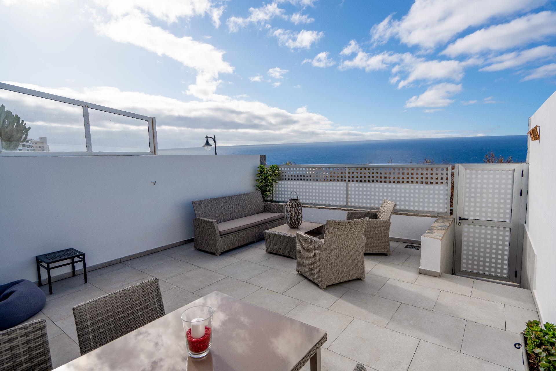 Luxuriöses kürzlich renoviertes Apartment mit großer Terrasse und Meerblick