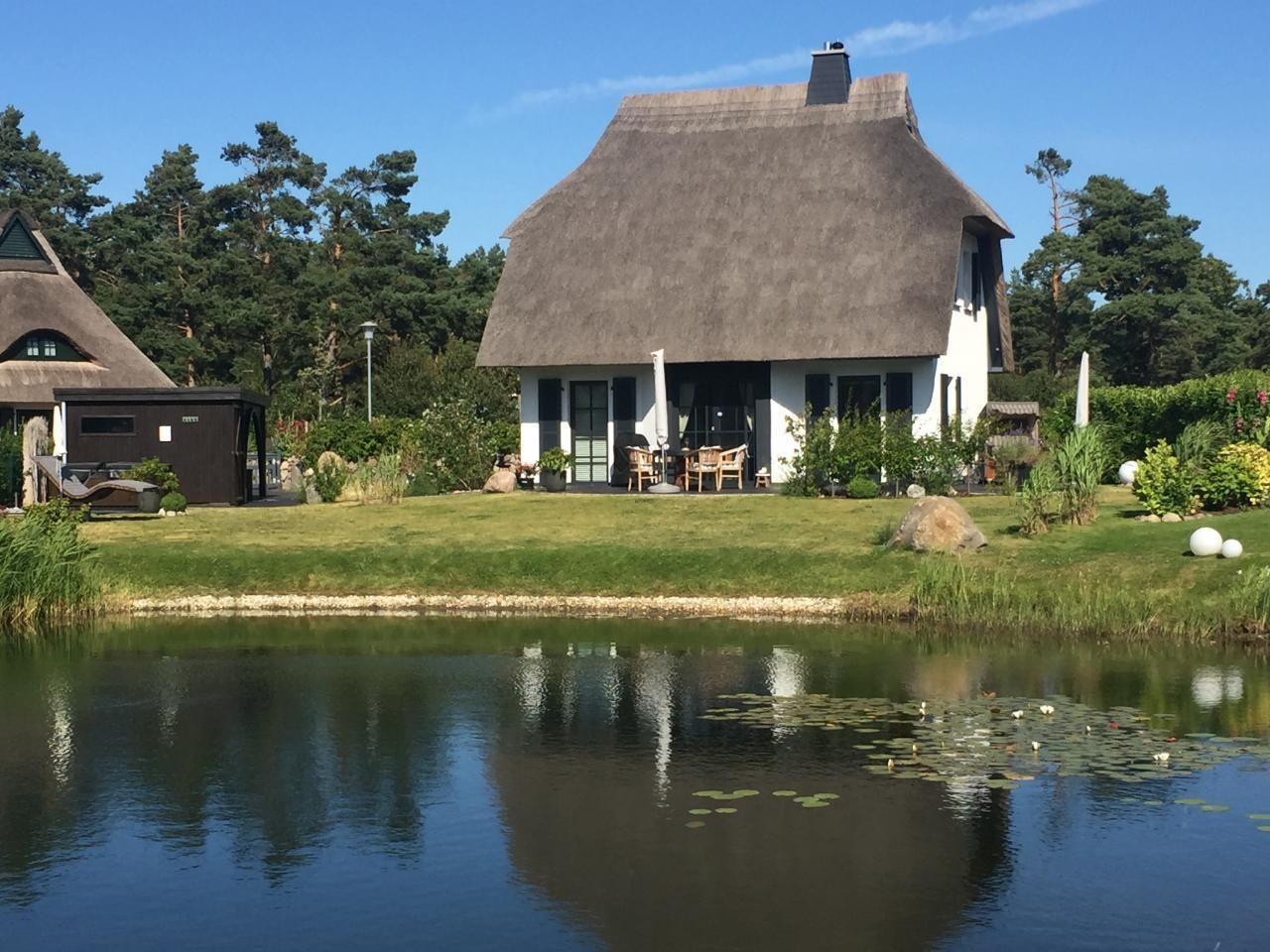 5 Sterne Reetdachhaus in Sonnenlage am Wasser mit    Fischland Darß Zingst