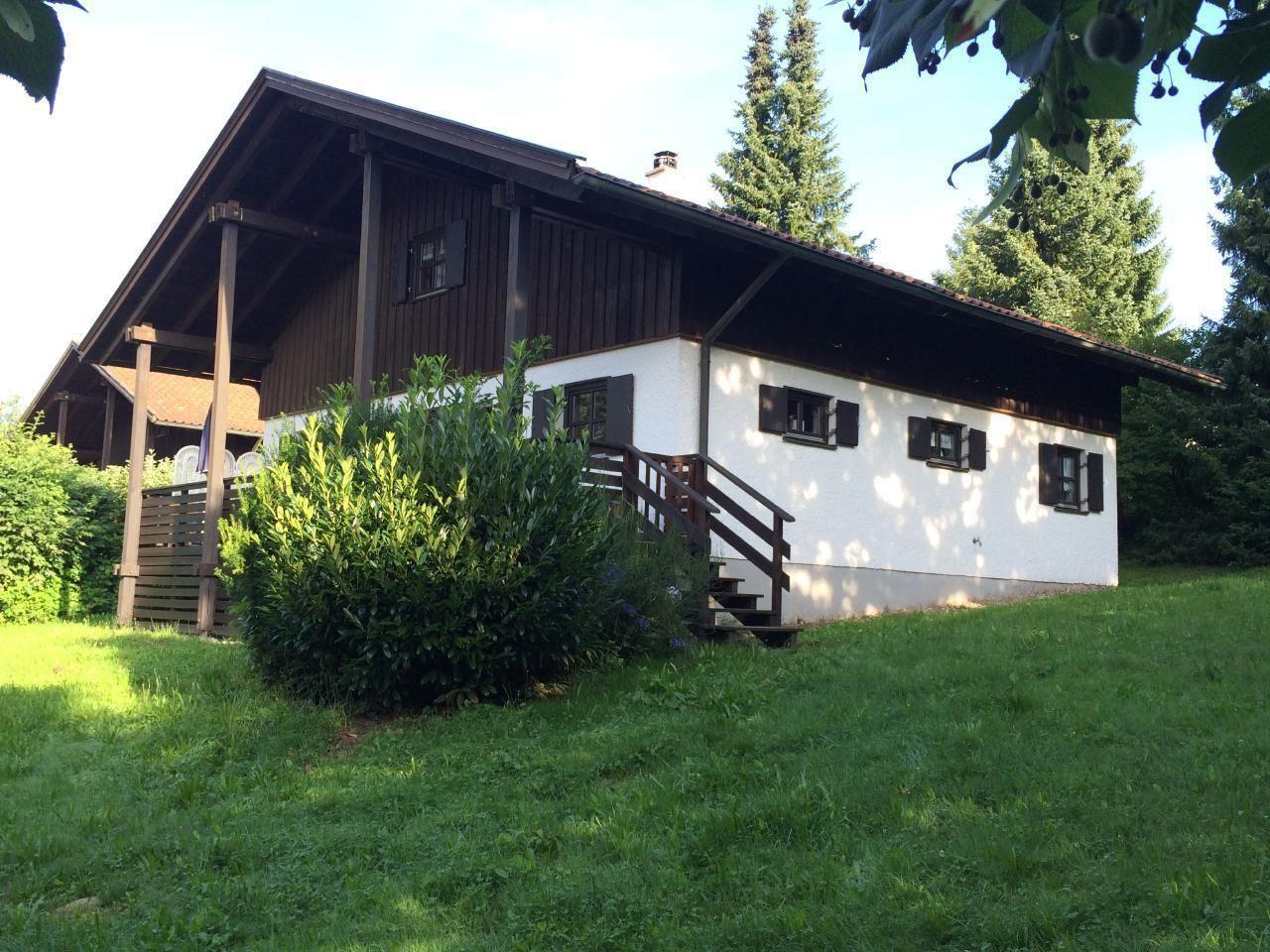 Ferienhaus im Grünen mit einer Fass-Sauna im    Bayern