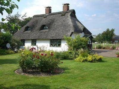 Kleines historisches  Reetdachhaus auf altem Deich  in Schleswig Holstein