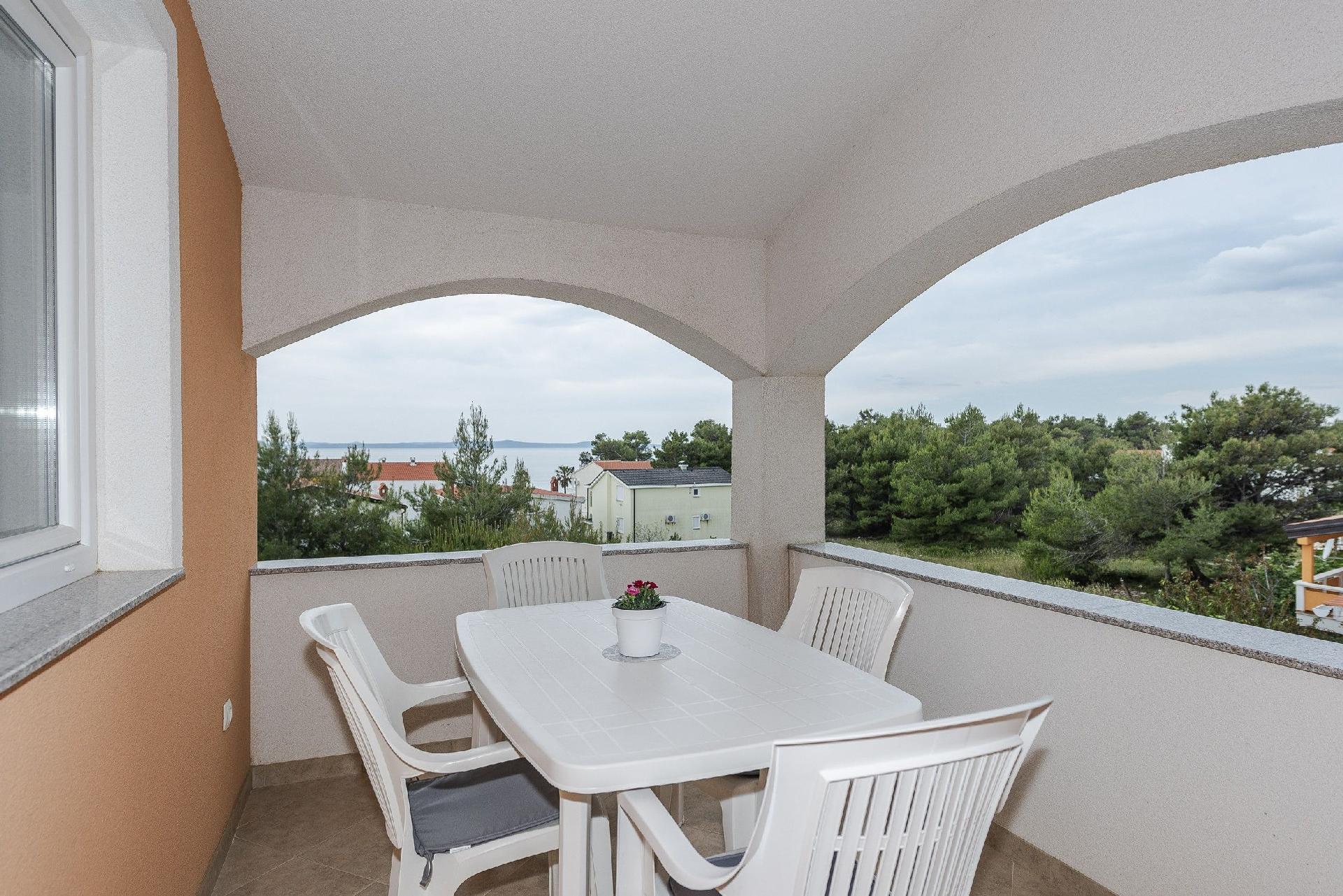 Moderne Wohnung in Vir mit Möbliertem Balkon   Insel Pag