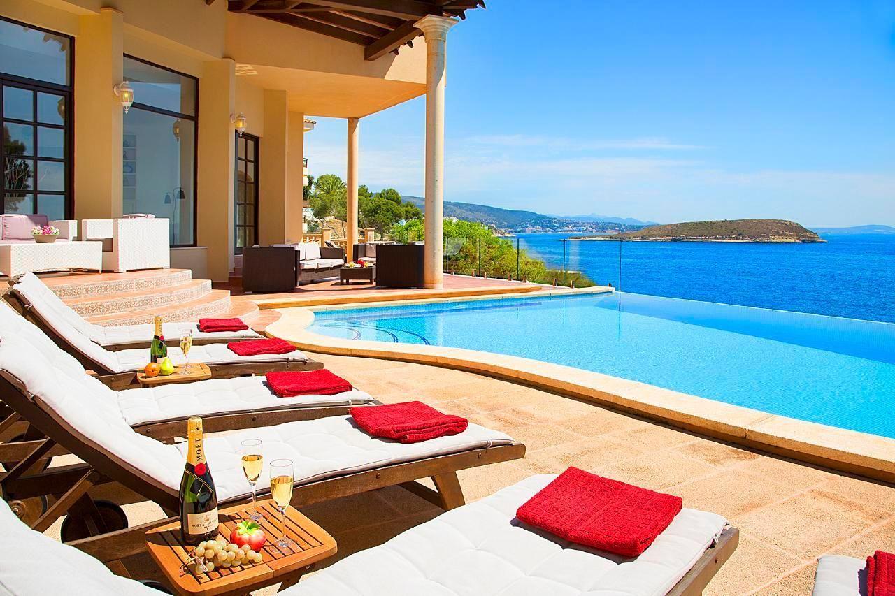 Spektakuläre Sea Front Villa  in Spanien