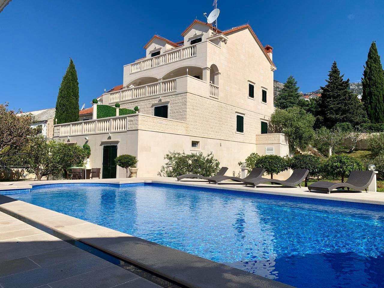 Wohnung in Bol mit gemeinschaftlichem Pool und Gri  in Dalmatien
