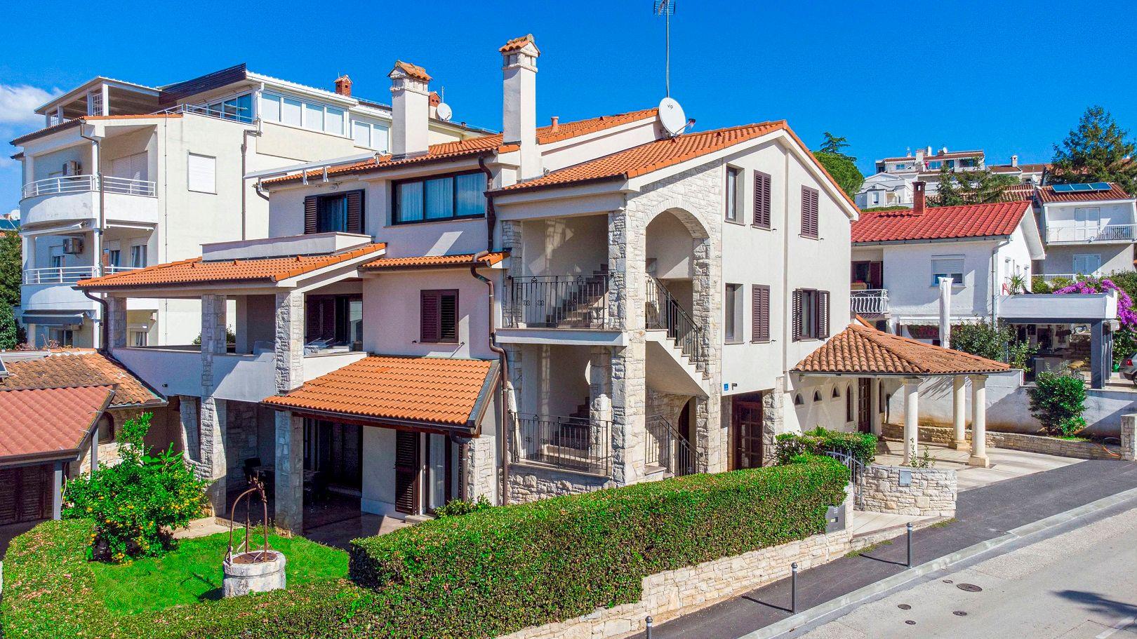 Apartment Lada, 50 m vom Strand entfernt Ferienhaus in Istrien