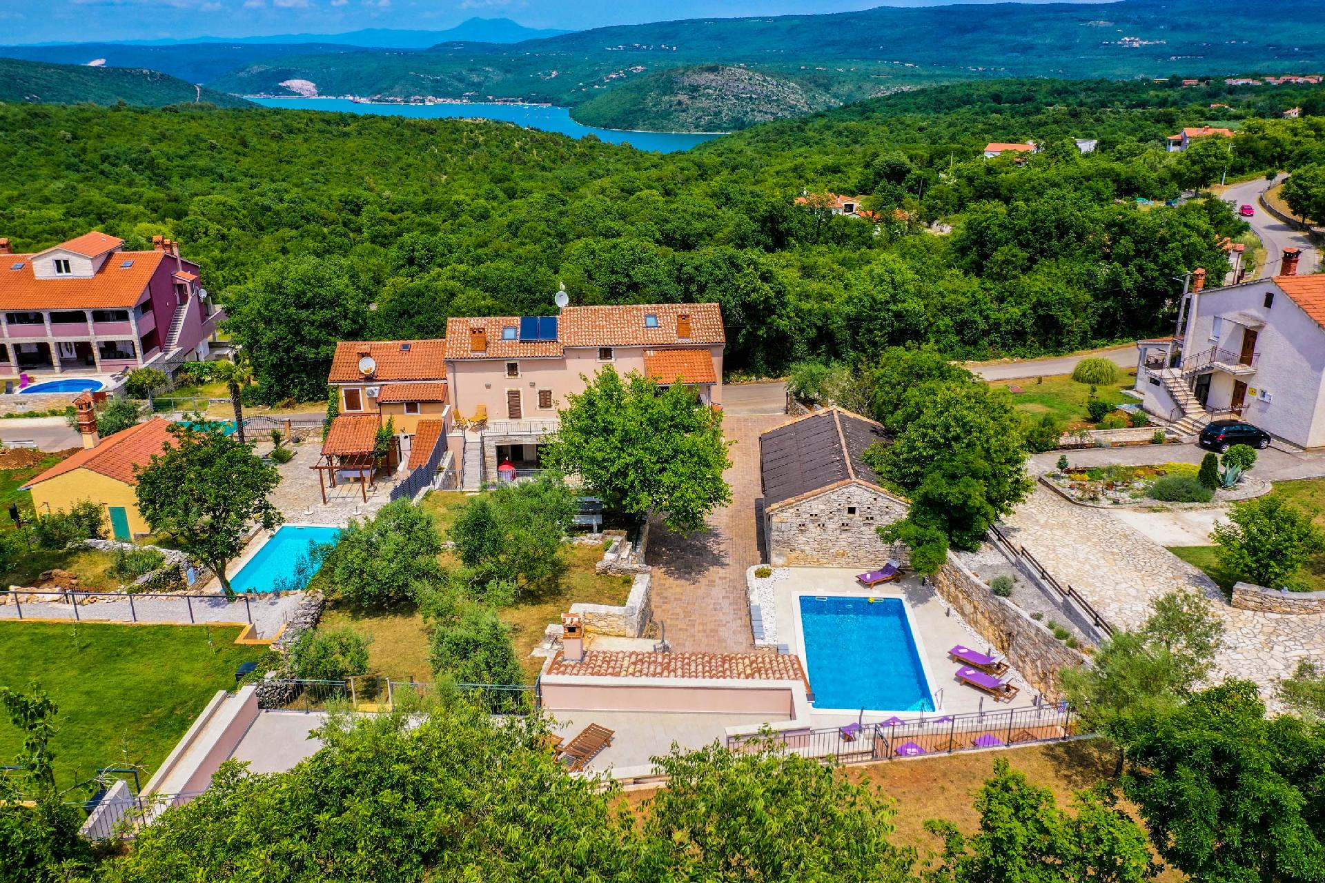 Luxusvilla auf geräumigem privaten Eigentum Ferienhaus in Kroatien