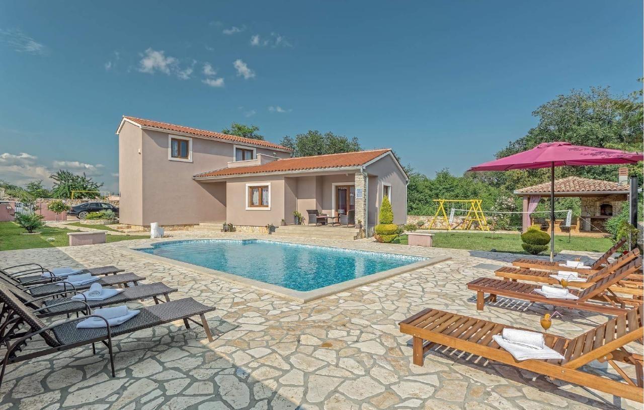 Villa Klaudia mit privatem Pool, kostenlosem WIFI    Valtura