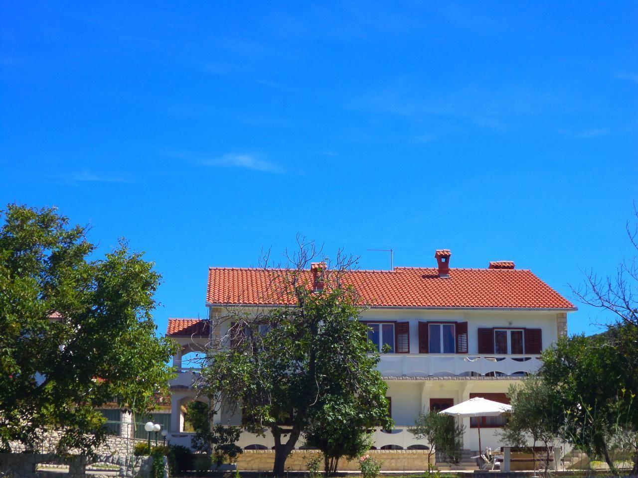 Große Wohnung in Kampor mit Eigenem Balkon Ferienpark  kroatische Inseln