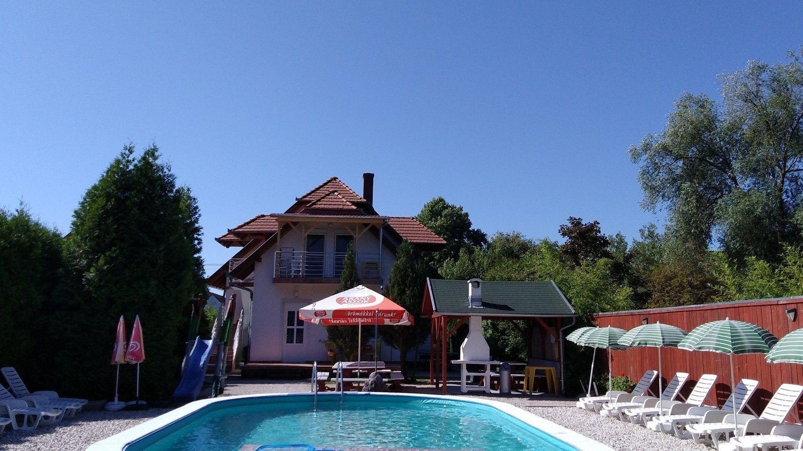 Ferienhaus mit Pool direkt am See  