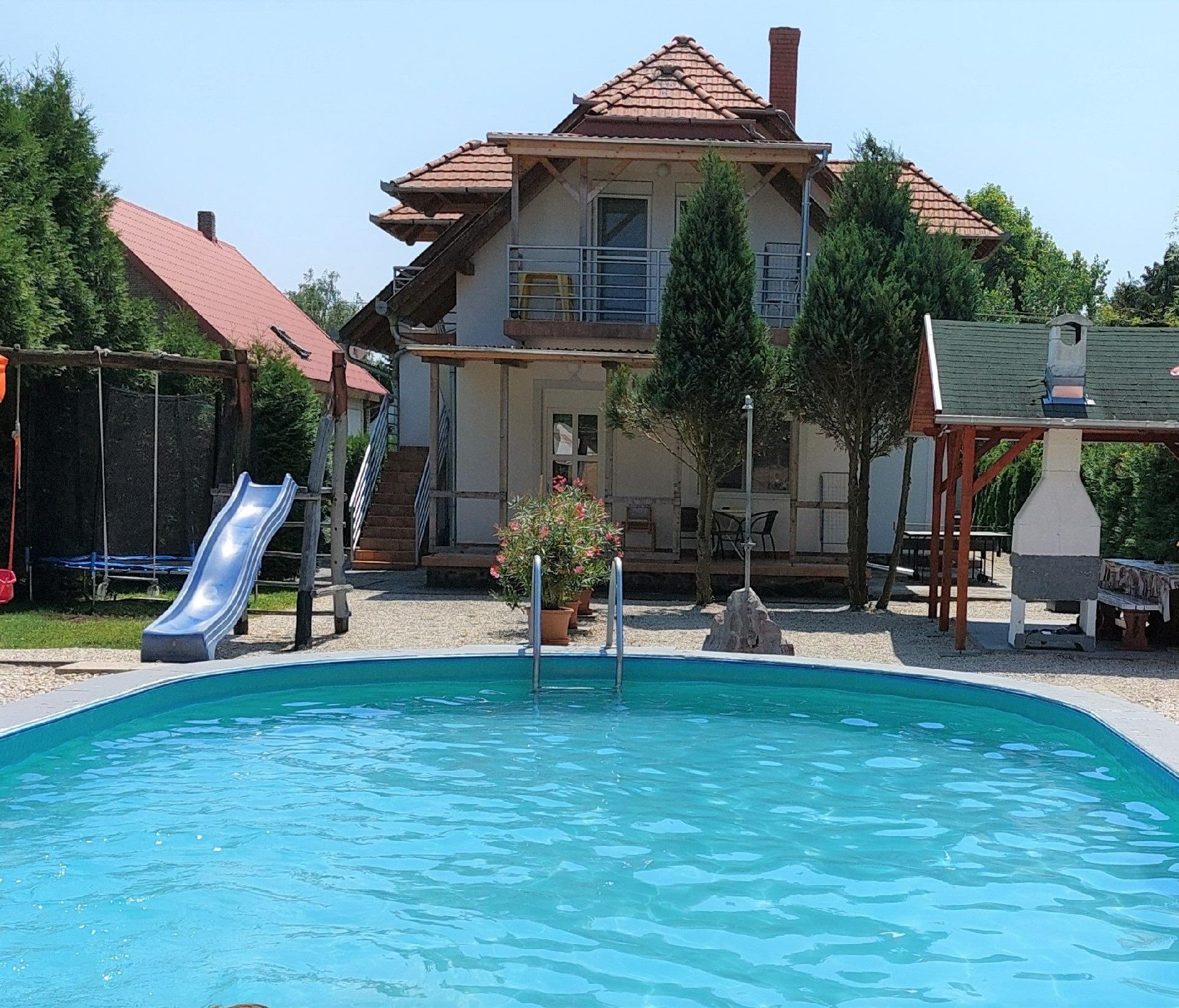 Ferienhaus mit Pool, Spielplatz, WLAN, direkt am S  in Ungarn