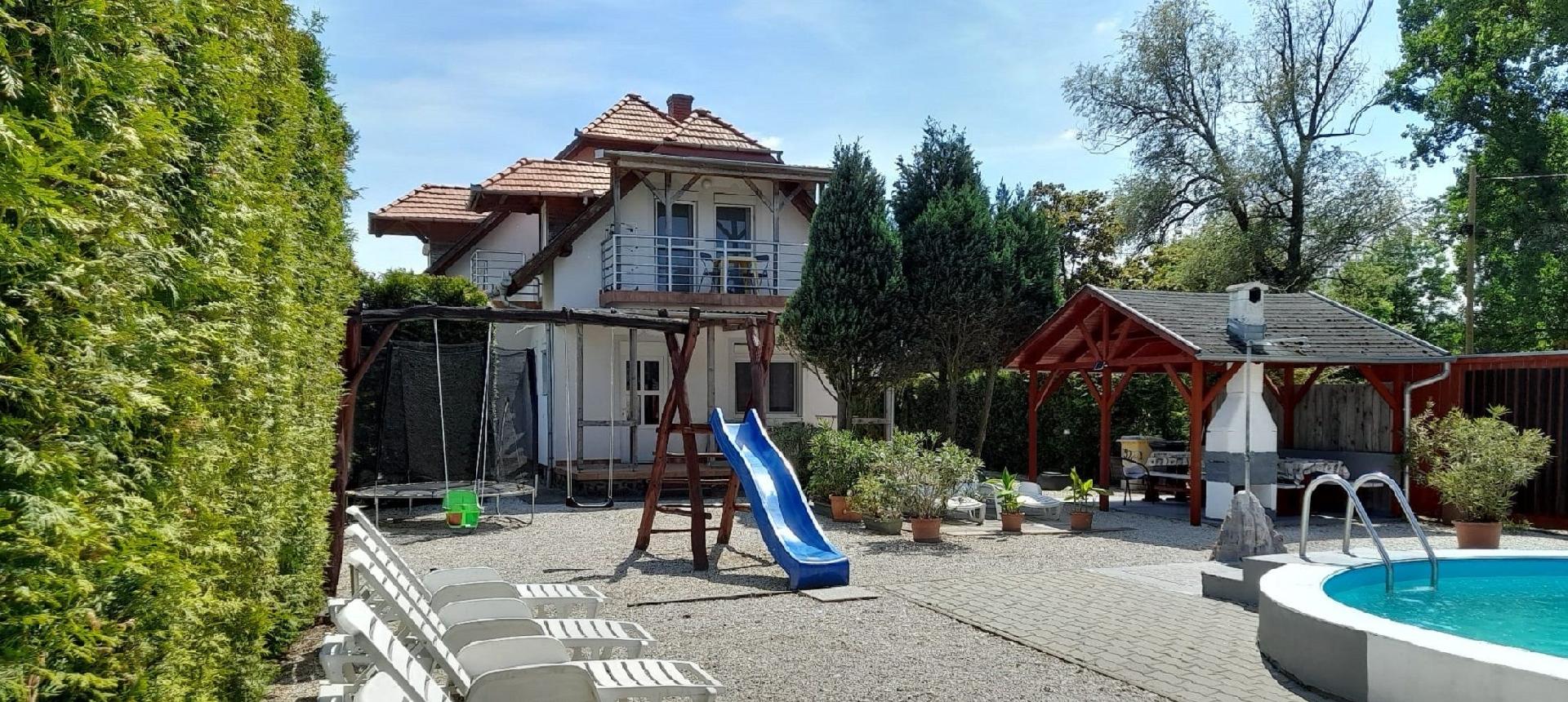 Ferienhaus mit Pool, Spielplatz, WLAN, direkt am S  am Balaton Plattensee