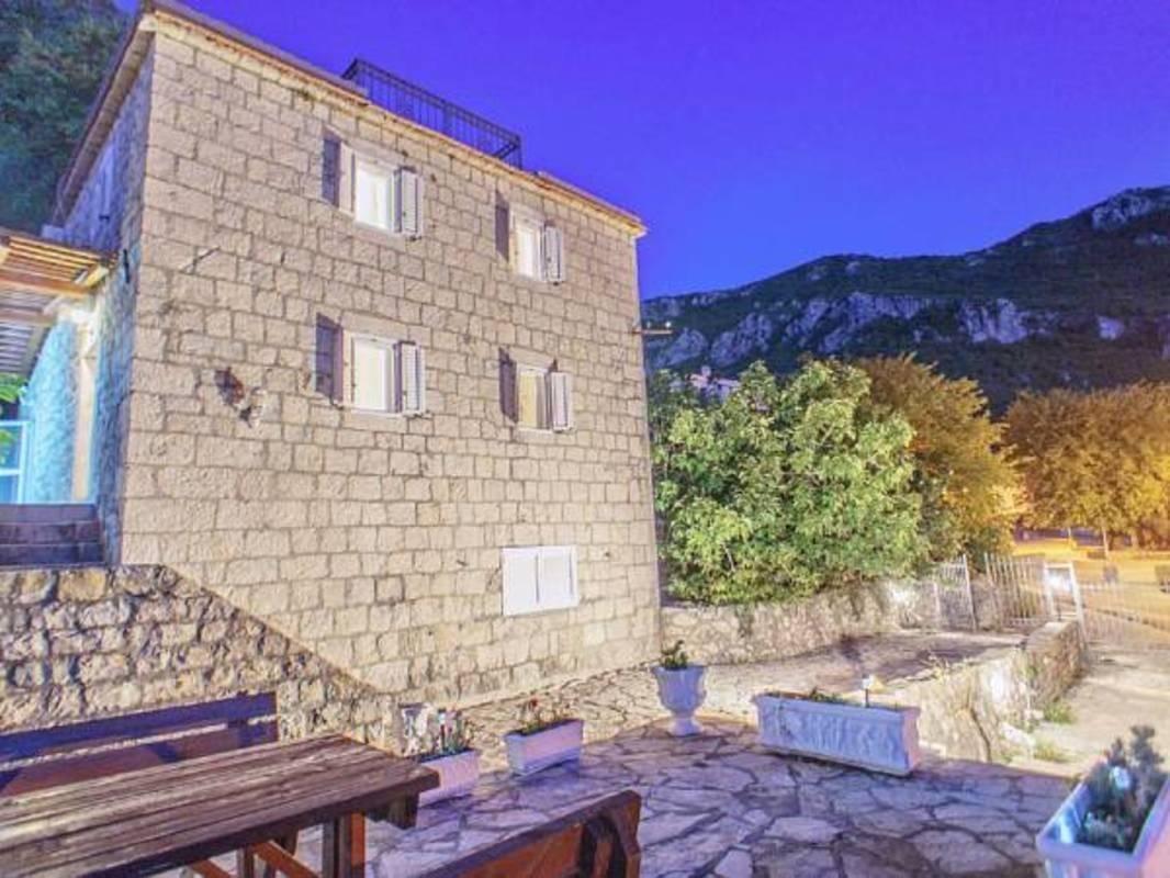 Großes Steinhaus in einer liebevollen gr&uum  in Montenegro