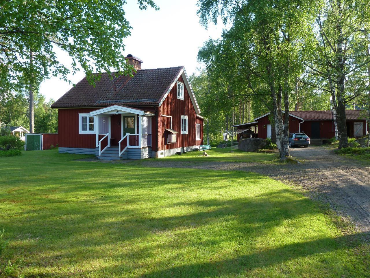 Renoviertes Ferienhaus in Uvanå mit Terrasse  