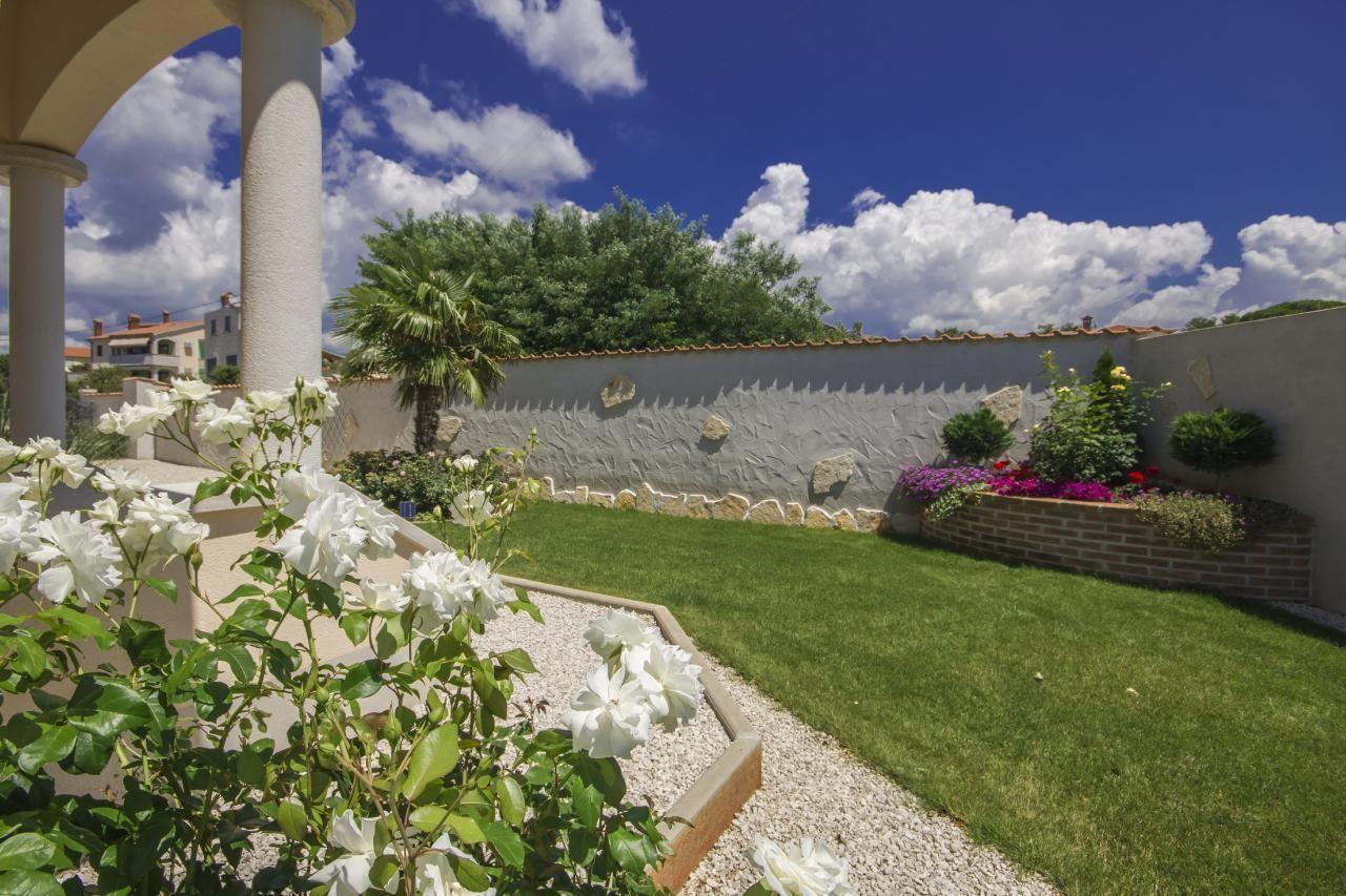 Ferienhaus in Rojci mit Grill, Garten und Terrasse  