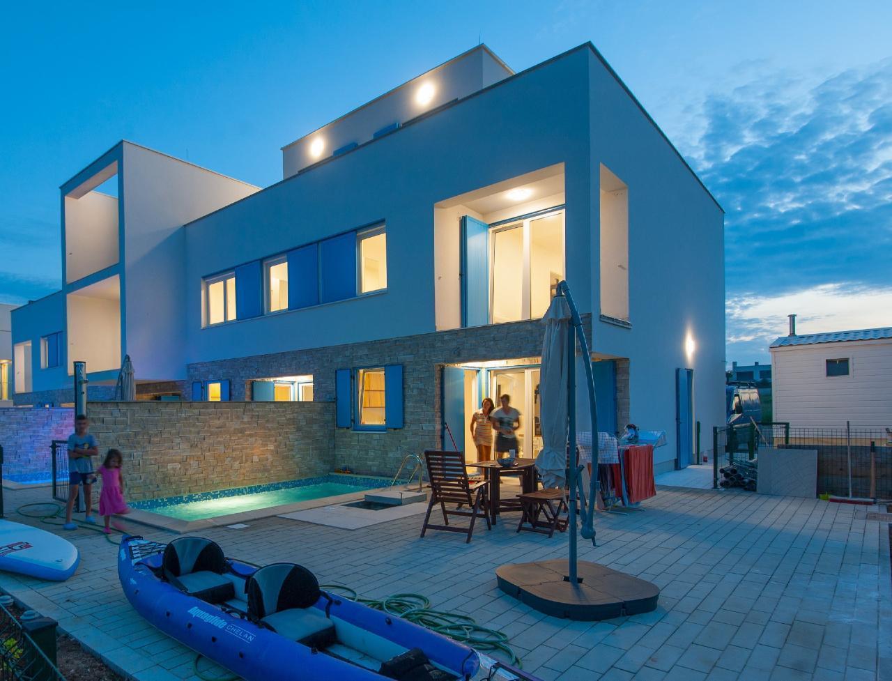 Schönes Ferienhaus in Privlaka mit Terrasse,   in Europa