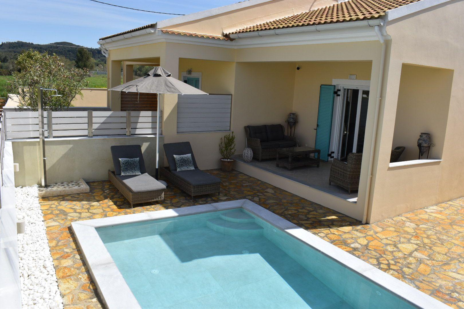 Hervorragende Mini-Villa mit Infinity-Pool, 300 m  Ferienhaus 
