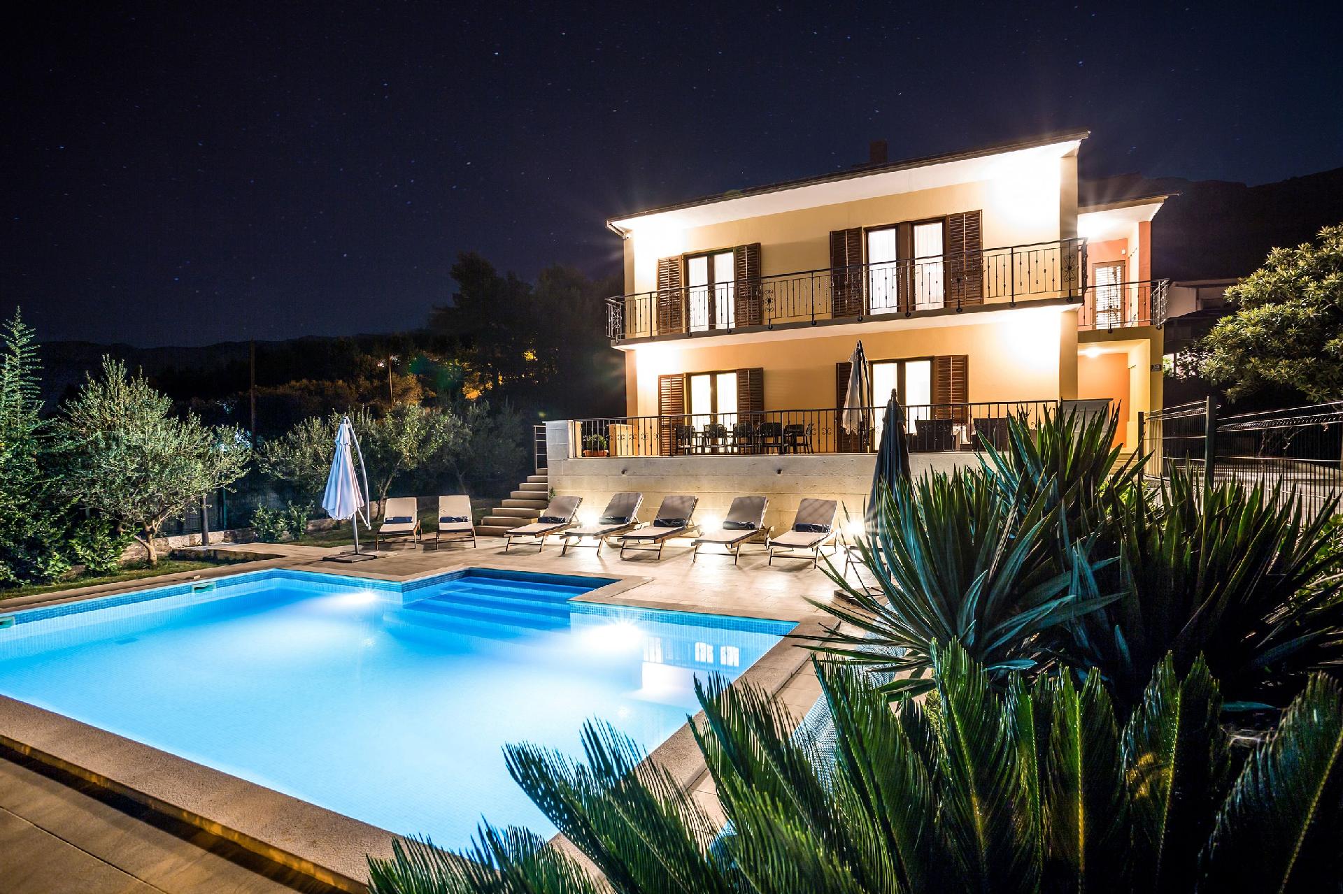 Ferienhaus mit Privatpool für 12 Personen ca. Ferienhaus  Split Riviera