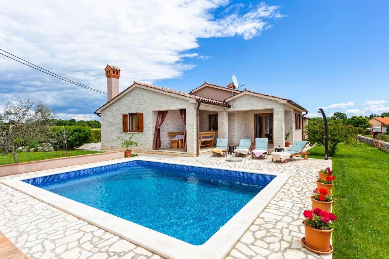 Villa Mirela mit einem komfortablen Garten und ein  in Kroatien