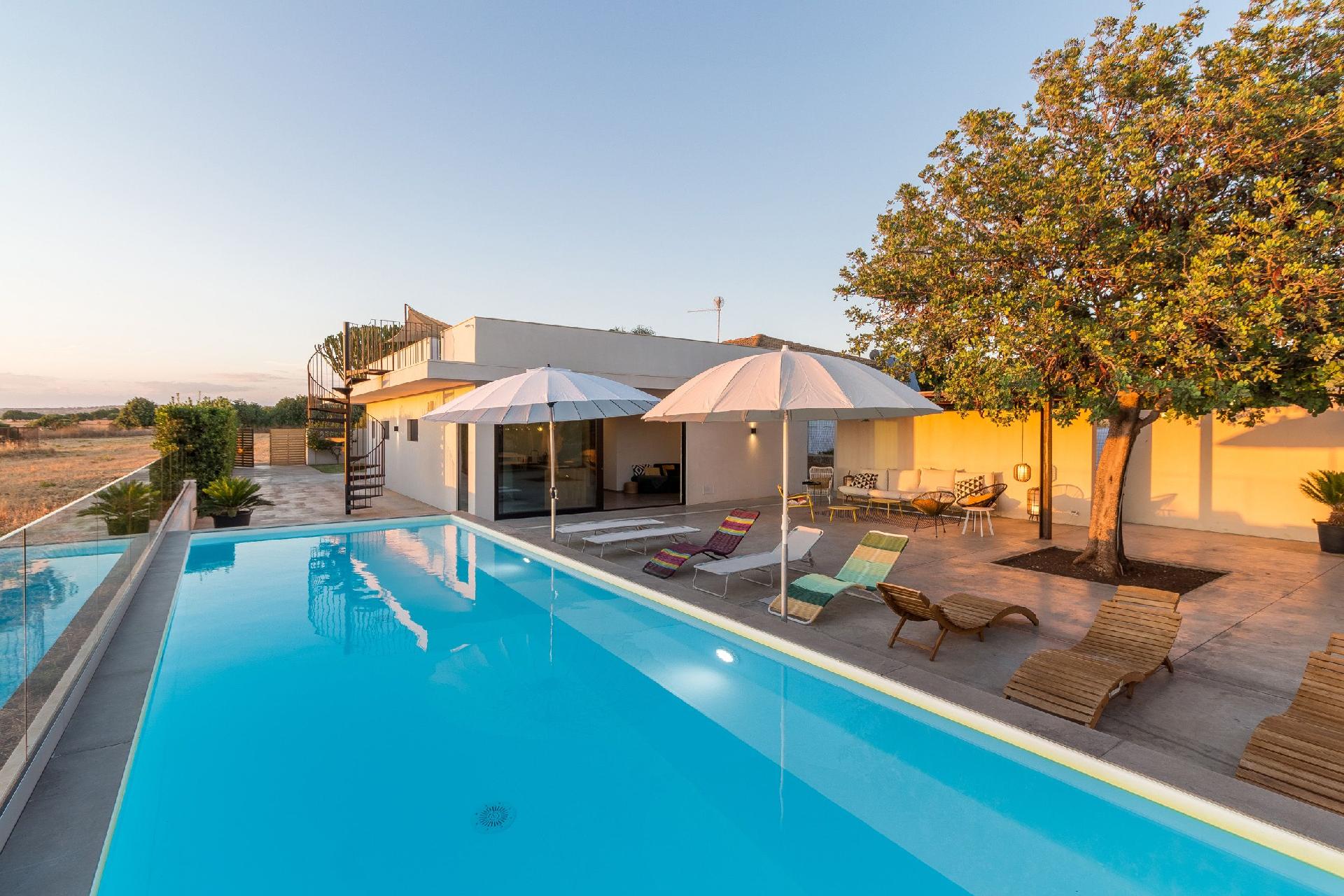 Demetra, moderne Villa mit Pool und Meerblick Ferienhaus in Italien
