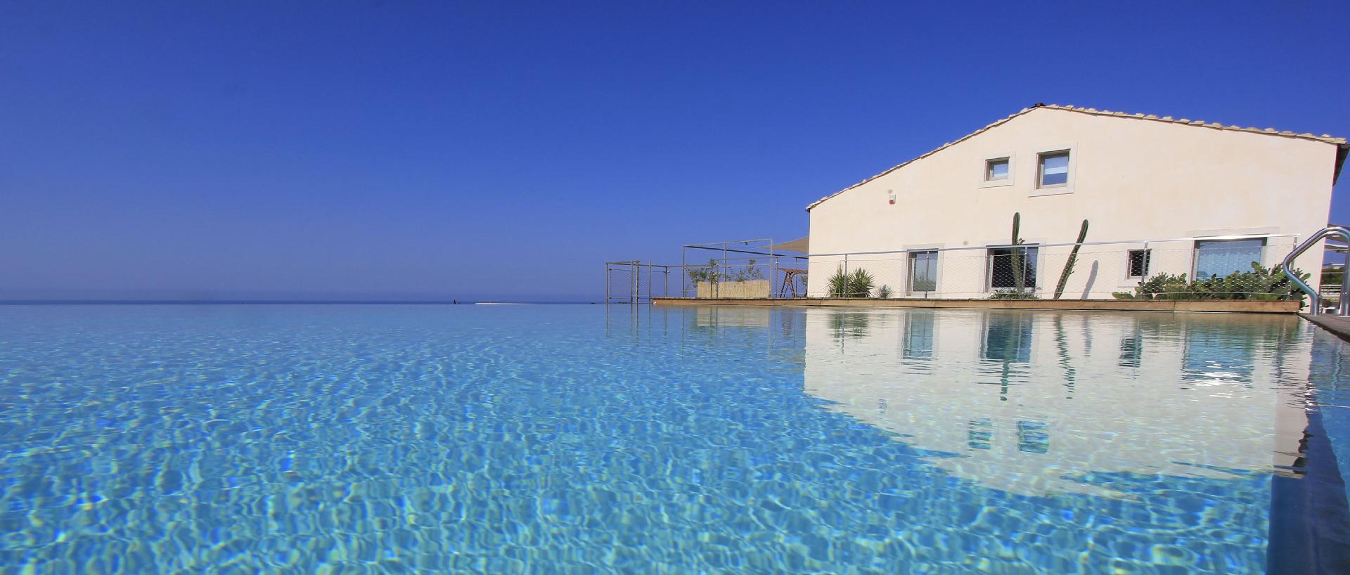 Kaos, Ferienhaus mit Aussicht in einem Resort mit   in Italien