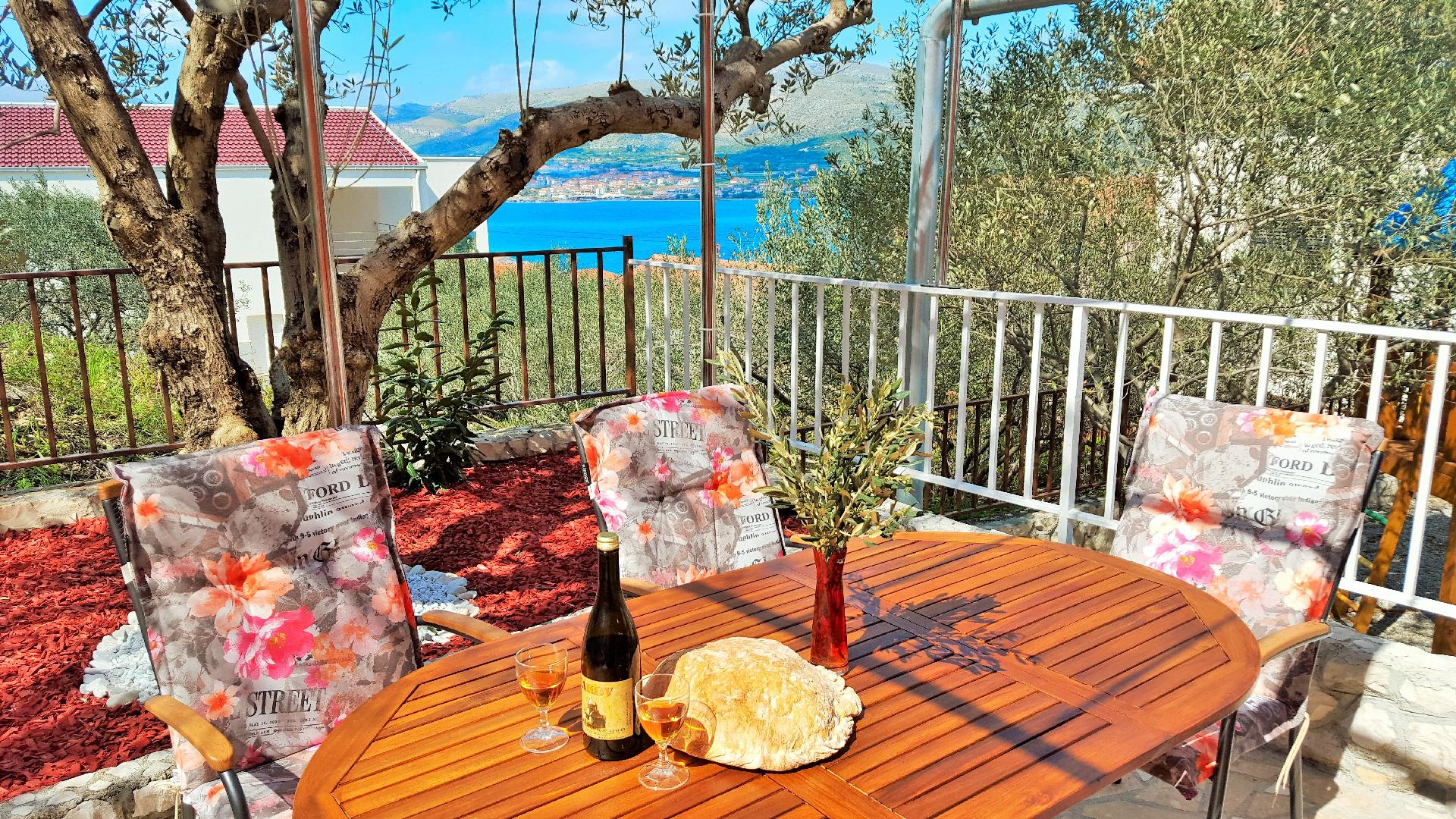 Ferienwohnung mit viel Komfort und Terrasse unmitt Ferienwohnung in Kroatien