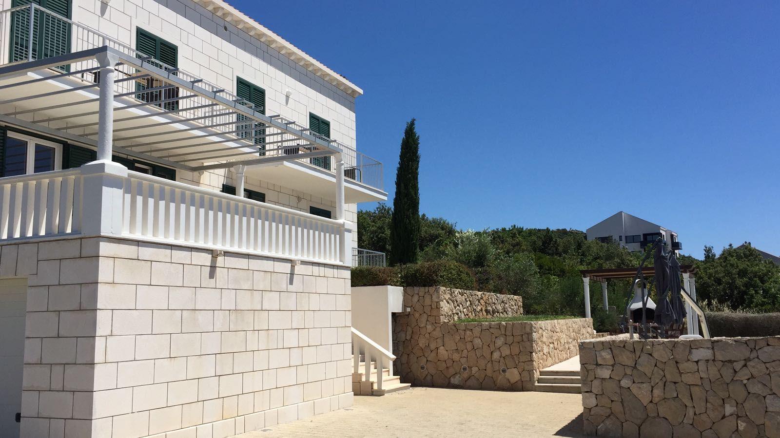 Großes Ferienhaus mit zwei Balkonen Ferienhaus in Dalmatien