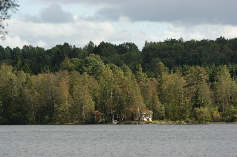 Gemütliches Holzhaus am See mit Boot und idea Ferienhaus in Europa