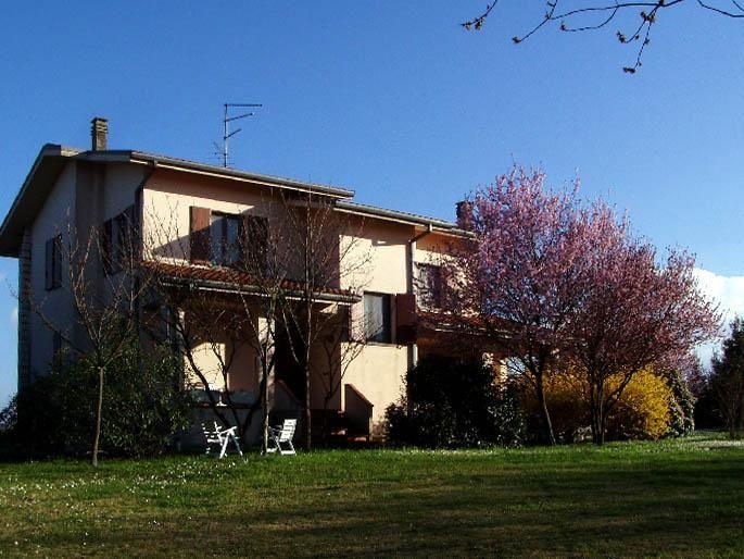 Ferienwohnung in Zweifamilienhaus auf dem Land mit Ferienhaus in Italien