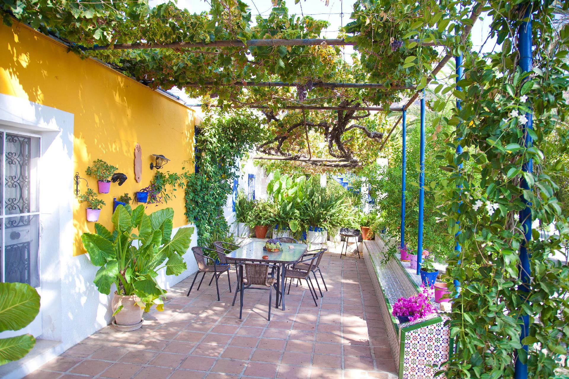 Typisch andalusisches Haus von Orangenplantagen um Ferienhaus in Spanien