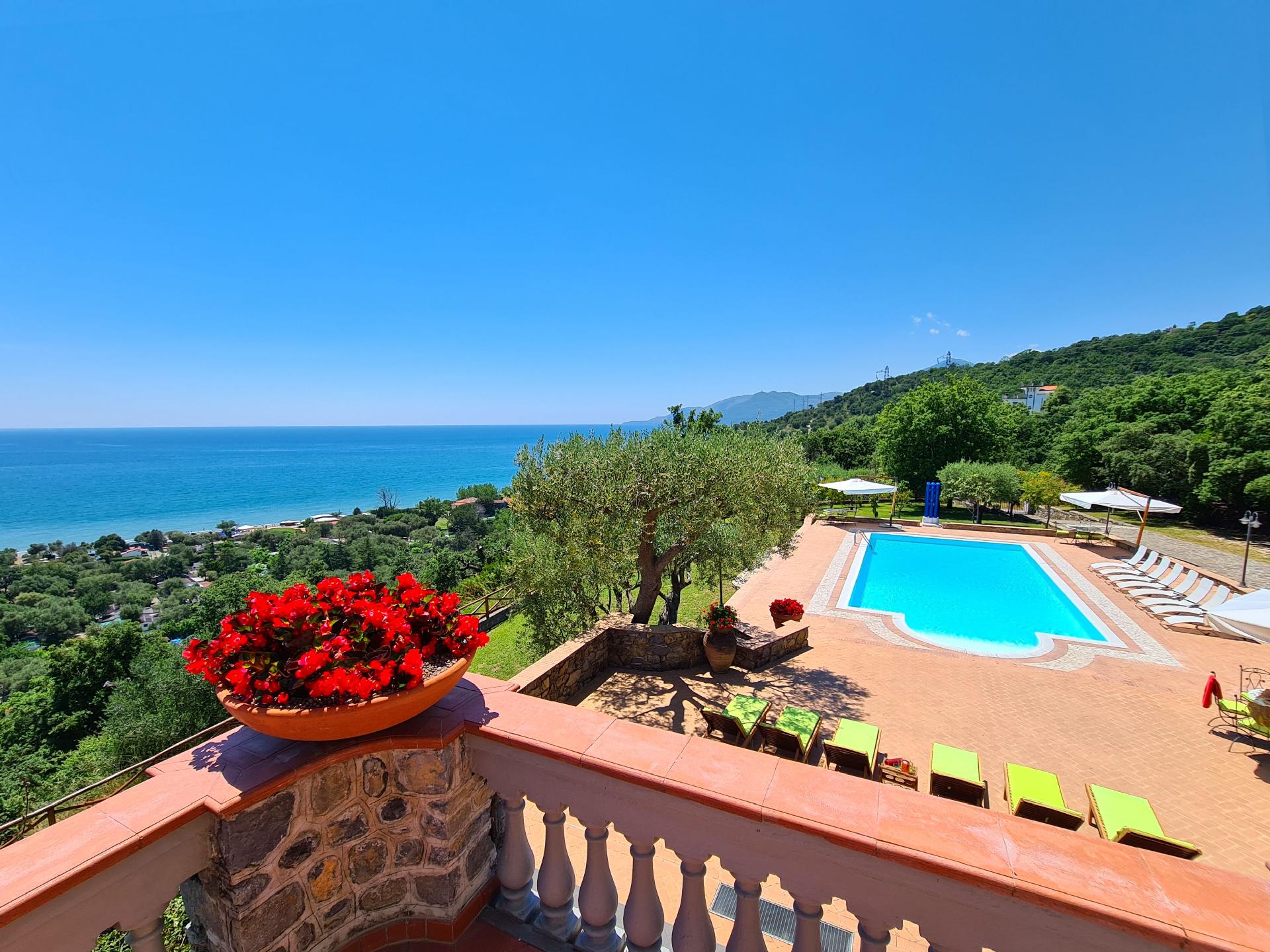 Villa mit Pool, Garten und Terrassen, von denen Si Ferienhaus in Italien