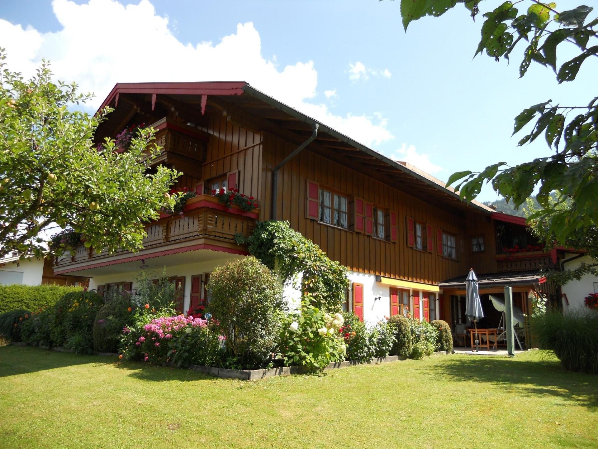 Komfortable Ferienwohnung im ersten Obergeschoss m Ferienhaus in den Alpen