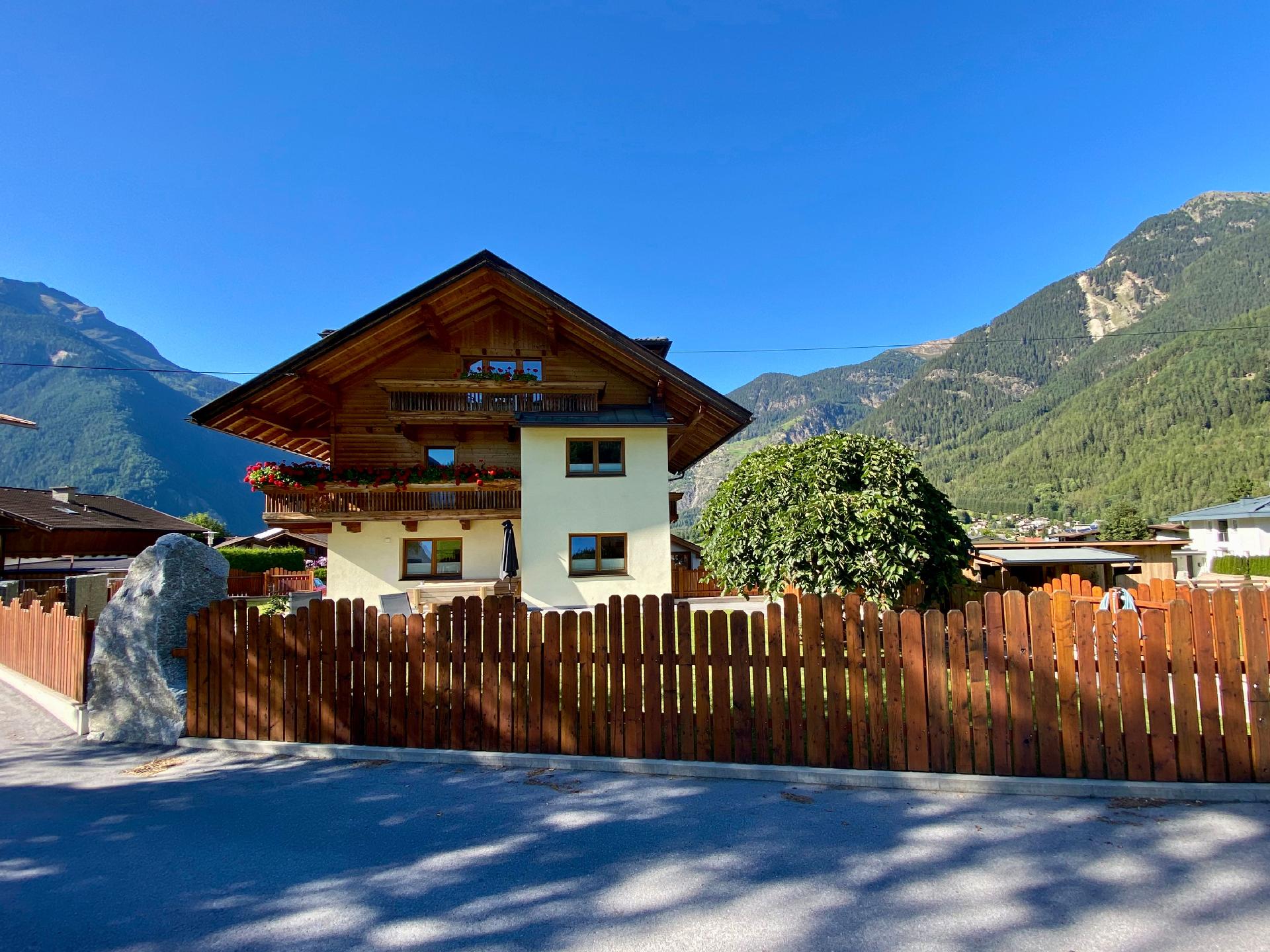 Großzügiges Appartment mit Balkon im He Ferienwohnung  Tirol