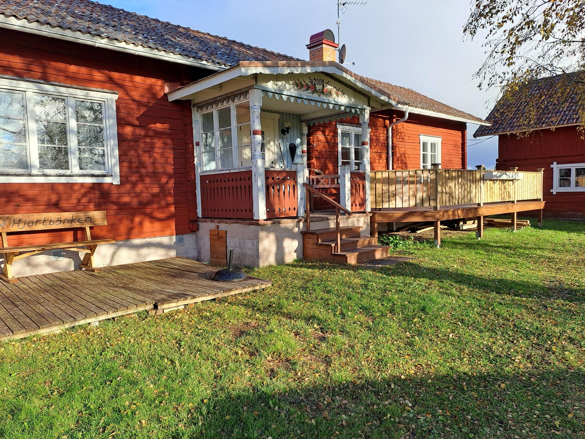 Landestypisches Blockhaus mit kleiner Eingangsvera Ferienhaus in Schweden