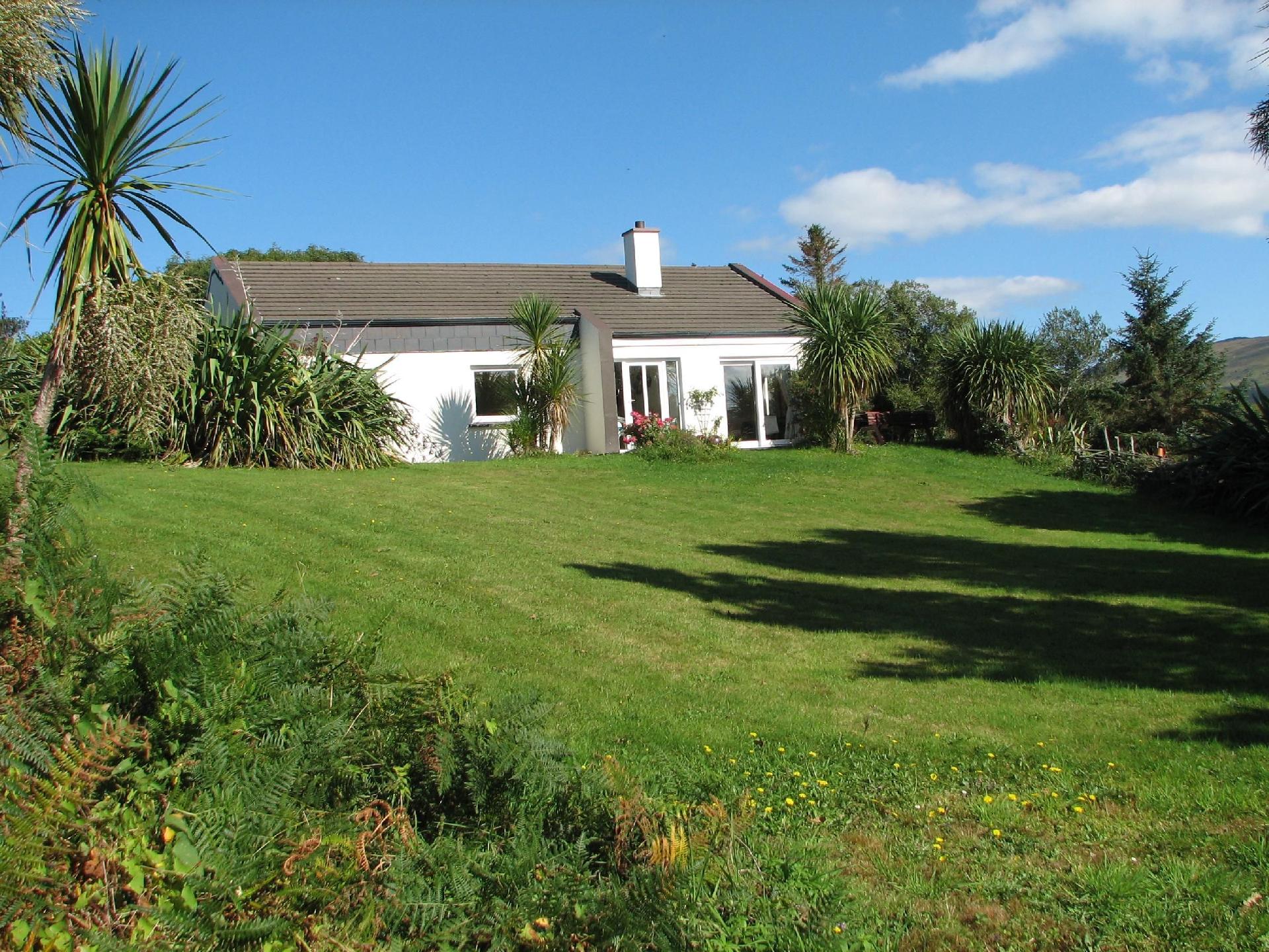 Haus mit Blick auf die Kenmare Bucht umgeben von s Ferienhaus in Irland
