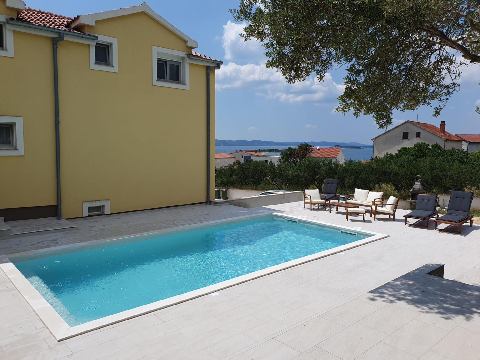 Von einem großen Garten umgebenes Haus mit k Ferienhaus  Zadar Riviera