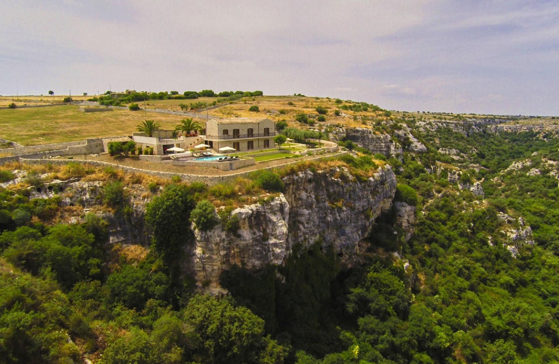 Komfortable Villa auf einem Felsvorsprung mit Blic  in Italien