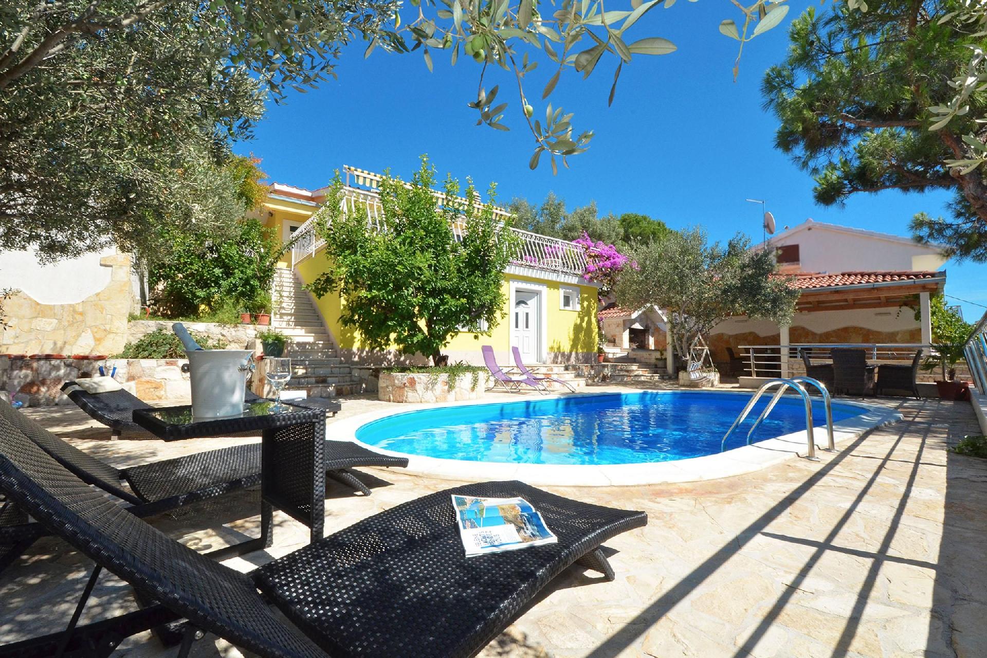 Villa mit Pool am Hang an einer Bucht und herrlich  in Dalmatien