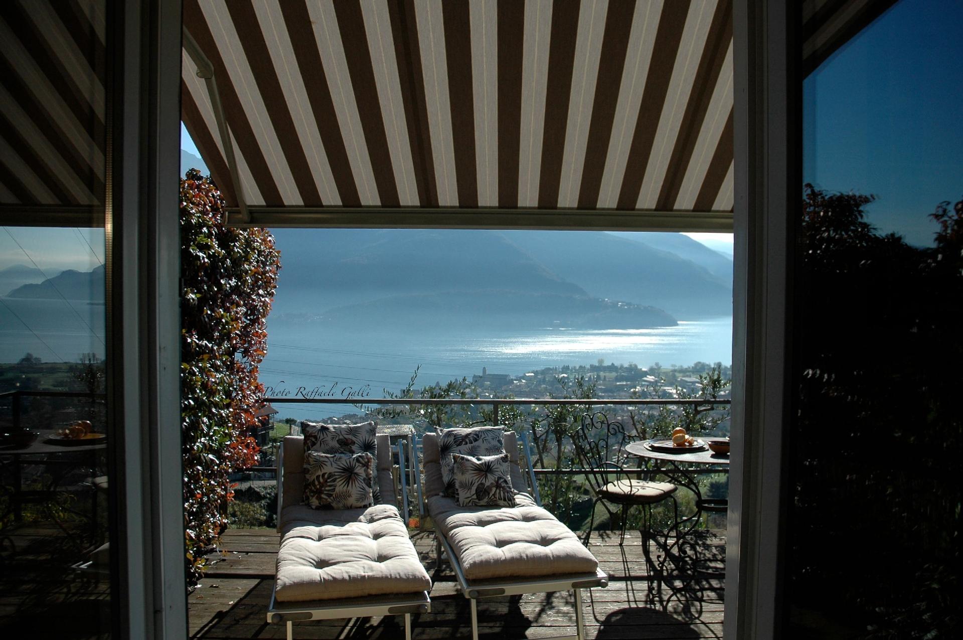 Offen gestaltetes Studio mit malerischem Blick auf Ferienhaus in Italien
