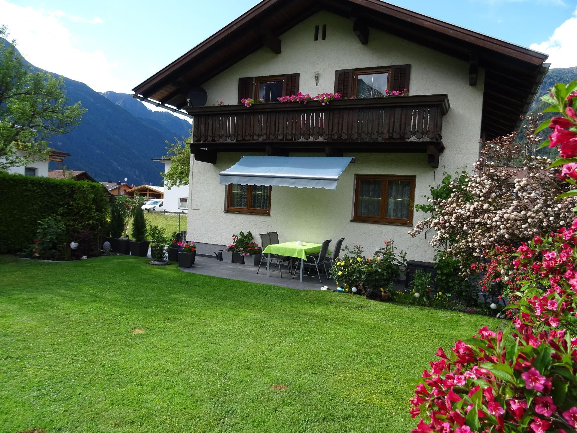 Ferienhaus mit Süd-Balkon und Garten sowie Pa Ferienhaus  Tirol