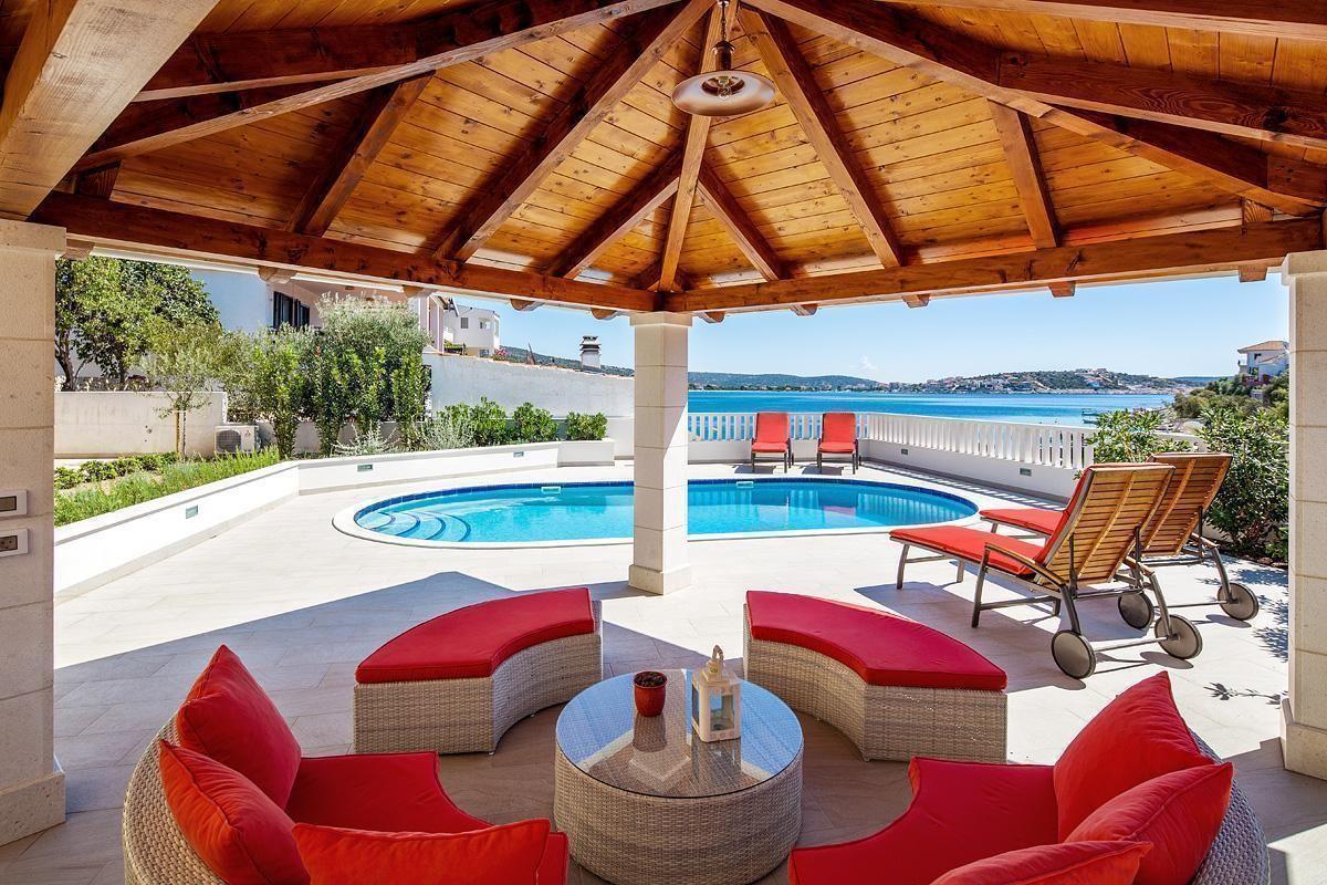 Luxuriöses Ferienhaus mit großem Garten Ferienhaus  Sibenik Riviera