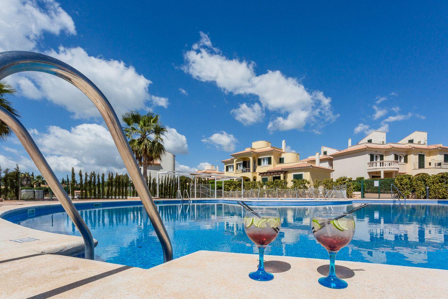 Wohnanlage mit mehreren Apartments und Poolbereich   Balearen
