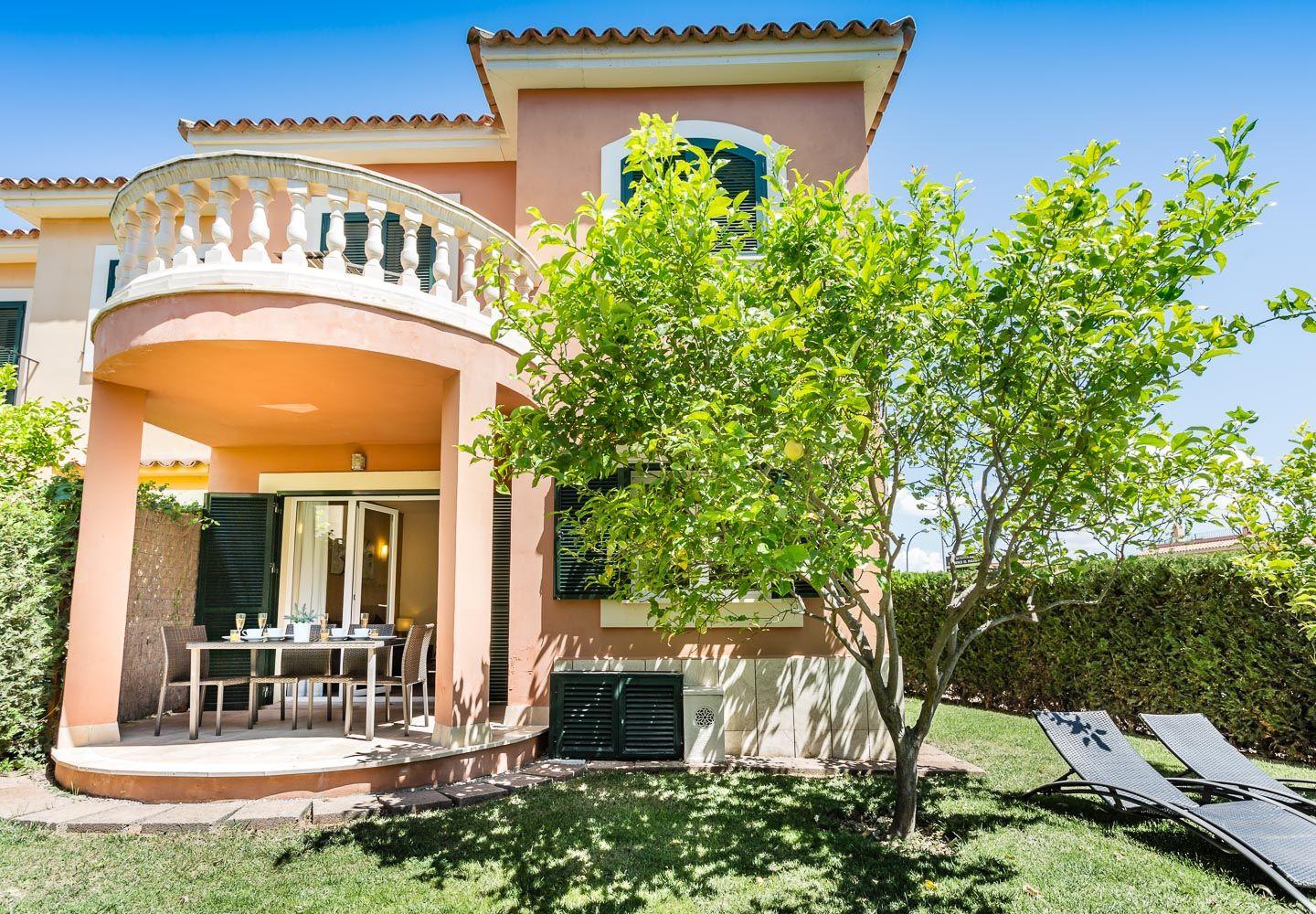 Wohnanlage mit mehreren Apartments und Poolbereich Ferienhaus  Mallorca Süd
