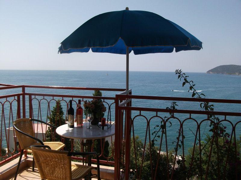 Kleine Ferienwohnung mit zwei Balkonen und Meerbli  in Montenegro