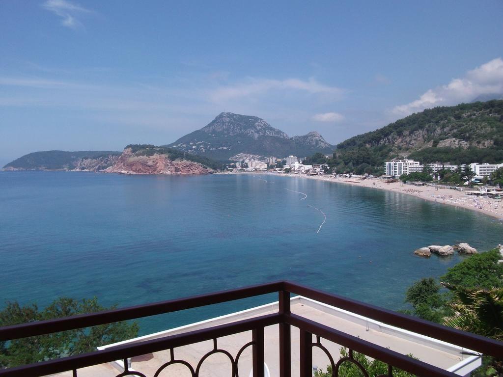 Große Ferienwohnung mit langem Balkon und Me  in Montenegro